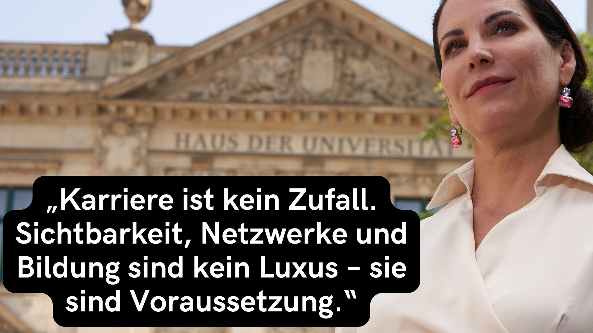 Ein Bild von Prof. Dr. Katrin Winkler vor dem Haus der Universität, dazu Text im Bild: Karriere ist kein Zufall. Sivhtbarkeit, Netzwerke und Bildung sind kein Luxus - sie sind Voraussetzung. Ein Aufruf, Zeit in sich selbst zu investieren