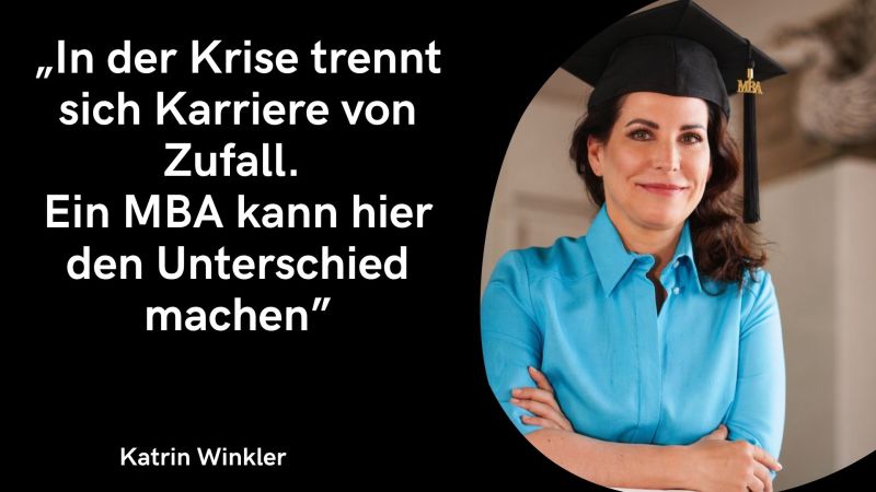 Die linke Hälfte besteht aus einem schwarzen Hintergrund mit weißem Text. Das Zitat lautet hier: „In der Krise trennt sich Karriere von Zufall. Ein MBA kann hier den Unterschied machen“, gefolgt vom Namen Katrin Winkler am unteren Rand. Auf der rechten Seite ist die Frau in einem kreisförmigen Ausschnitt zu sehen, passend zum Thema in akademischer Tracht. Sie trägt einen schwarzen Absolventenhut (Doktorhut) mit einer Quaste, an der ein goldener „MBA“-Anhänger glänzt. Darunter trägt sie eine leuchtend hellblaue Bluse. Sie hat die Arme selbstbewusst verschränkt, blickt mit einem freundlichen, kompetenten Lächeln in die Kamera und steht vor einem hellen, leicht unscharfen Hintergrund.