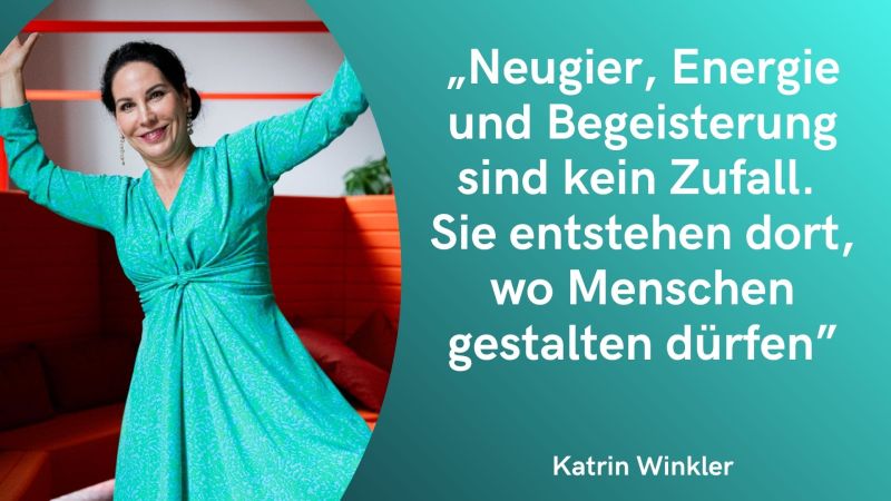 Dieses Bild vermittelt durch seine leuchtenden Farben eine sehr vitale und dynamische Stimmung. Auf der rechten Seite befindet sich ein Hintergrund mit einem frischen Farbverlauf von Türkis nach Smaragdgrün. Darauf steht in weißer, serifenloser Schrift das Zitat: „Neugier, Energie und Begeisterung sind kein Zufall. Sie entstehen dort, wo Menschen gestalten dürfen“. Ganz unten ist wieder der Name Katrin Winkler platziert. Die linke Bildhälfte zeigt die Frau in einem dynamischen Porträt, das in eine geschwungene, runde Form eingefasst ist. Sie trägt ein langes, smaragdgrünes Kleid mit feinem Muster und hat die Arme voller Energie nach oben gestreckt. Sie lacht freudig in die Kamera. Der Hintergrund hinter ihr ist kontrastreich gestaltet, mit einem kräftig orangefarbenen Sofa und modernen roten Lichtakzenten an der Wand. Die gesamte Komposition strahlt pure Lebensfreude und Tatendrang aus.