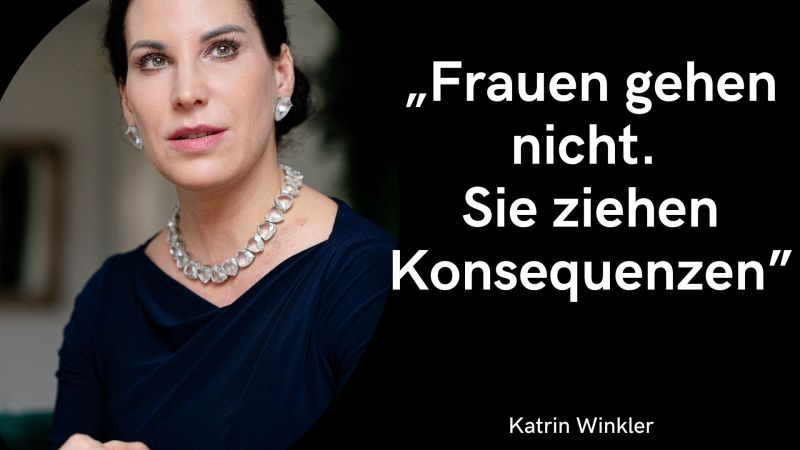Das Bild ist im Querformat gestaltet. Es teilt sich in eine linke Grafikfläche und ein rechtes Porträtfoto auf. Die linke, größere Hälfte des Bildes hat einen tiefen, dunkelblauen Hintergrund. Darauf ist in großen, weißen Druckbuchstaben das folgende Zitat zu lesen: „Frauen in Führung verändern die Kultur, nicht nur die Quote“ Ganz unten links auf der dunkelblauen Fläche steht in kleinerer, weißer Schrift der Name der Urheberin: Katrin Winkler. Auf der rechten Seite geht die farbige Fläche in einer eleganten Kurve in das Porträtfoto über. Das Foto zeigt Katrin Winkler in einer professionellen Nahaufnahme vor einem hellen, leicht gemusterten Hintergrund. Sie blickt mit einem freundlichen, offenen und selbstbewussten Lächeln direkt in die Kamera. Ihre dunklen Haare sind leicht gewellt und fallen ihr offen über die Schultern. Sie trägt filigrane, lange Ohrringe und eine elegante, weiße Bluse, was der gesamten Aufnahme eine sehr positive, nahbare und inspirierende Wirkung verleiht.
