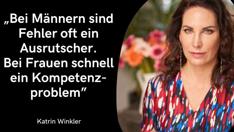 Das Bild ist im Querformat gestaltet und teilt sich in eine linke Grafikfläche und ein rechtes Porträtfoto auf. Die linke, größere Hälfte des Bildes hat einen tiefschwarzen Hintergrund. Darauf ist in großen, weißen Druckbuchstaben ein prägnantes Zitat zu lesen: „Bei Männern sind Fehler oft ein Ausrutscher. Bei Frauen schnell ein Kompetenzproblem“ Ganz unten links auf der schwarzen Fläche steht in kleinerer, weißer Schrift der Name der Urheberin: Katrin Winkler. Auf der rechten Seite geht die schwarze Fläche in einer Kurve in das Porträtfoto über. Das Foto zeigt eine Nahaufnahme von Katrin Winkler, die mit einem ernsten, fokussierten und ausdrucksstarken Blick direkt in die Kamera schaut. Ihre dunklen, leicht gewellten Haare fallen ihr über die Schultern. Sie trägt lange Ohrringe und ein gemustertes Oberteil mit abstrakten Tupfen in Rot, Blau, Weiß und Schwarz. Im leicht unscharfen Hintergrund hinter ihr ist eine Vase mit bunten Blumen, unter anderem orangefarbene und pinke, zu erkennen, was dem Foto eine lebendige Note verleiht.