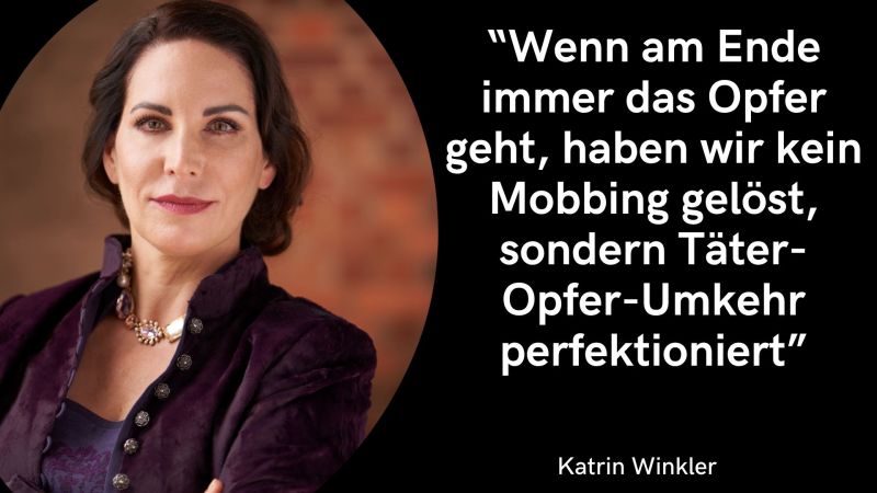 Das Bild ist im Querformat. Es teilt sich in eine linke Grafikfläche und ein rechtes Porträtfoto auf. Die linke, größere Hälfte des Bildes hat einen kräftigen, einfarbigen petrolfarbenen Hintergrund. Darauf ist in großen, weißen Druckbuchstaben ein prägnantes Zitat zu lesen: „Mobbing fängt da an, wo weggeschaut wird“ Ganz unten links auf der petrolfarbenen Fläche steht in kleinerer, weißer Schrift der Name der Urheberin: Katrin Winkler. Auf der rechten Seite geht die farbige Fläche in einer Kurve in das Porträtfoto über. Das Foto zeigt Katrin Winkler vor einem hellen, neutralen Hintergrund. Sie blickt mit einem sehr ernsten, aufmerksamen und entschlossenen Gesichtsausdruck direkt in die Kamera. Ihre Haare sind elegant nach hinten frisiert, und sie trägt dezente Ohrringe. Bekleidet ist sie mit einem dunklen Oberteil und einem gemusterten Blazer in Schwarz-Weiß-Optik, was den ernsten und professionellen Charakter der Botschaft unterstreicht.