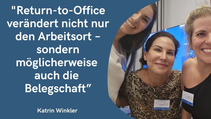 Das Bild teilt sich in zwei Bereiche auf: Die linke, größere Hälfte hat einen graublauen Hintergrund. Darauf steht in großen, weißen Buchstaben das Zitat: „Return-to-Office verändert nicht nur den Arbeitsort – sondern möglicherweise auch die Belegschaft“ Ganz unten links ist der Name Katrin Winkler zu lesen. Die rechte Seite geht in einer eleganten Kurve in ein Gruppenfoto über. Es zeigt drei lachende Frauen in einer Event- oder Büroumgebung, die alle Namensschilder an der Kleidung tragen. Im Zentrum sitzt Katrin Winkler im Leopardenmuster-Oberteil und blickt direkt in die Kamera, während sich links und rechts zwei Kolleginnen gut gelaunt zu ihr ins Bild lehnen. Im Hintergrund ist eine hellblaue Bildschirmfläche zu erkennen.