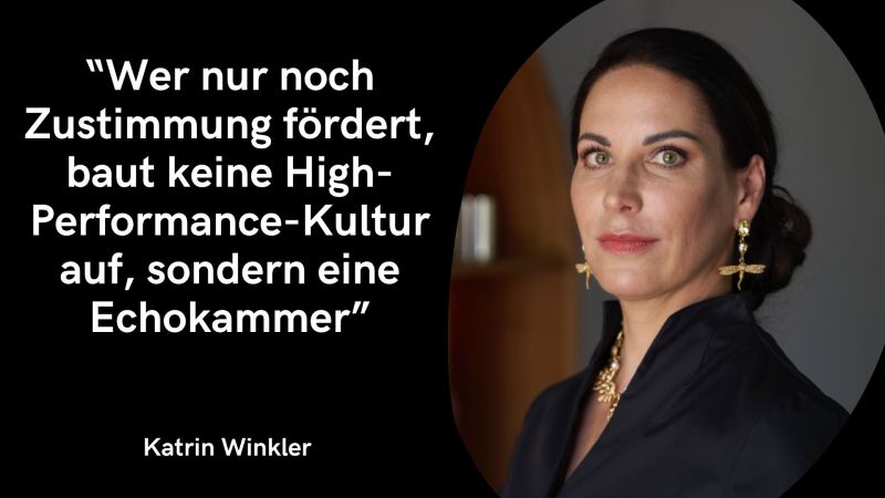 Auf der linken Seite befindet sich eine schwarze Fläche mit dem großen, weißen Zitat „Wer nur noch Zustimmung fördert, baut keine High-Performance-Kultur auf, sondern eine Echokammer“ sowie dem Namen „Katrin Winkler“ am unteren Rand. Die rechte Bildhälfte geht in geschwungener Form in ein Porträtfoto über, das Katrin Winkler im eleganten dunklen Outfit vor schlichtem Hintergrund zeigt. Sie trägt eine auffällige Kette sowie Ohrringe in Libellenform und blickt aufmerksam und direkt in die Kamera.