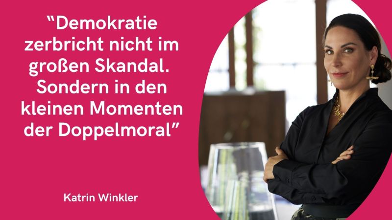 Auf der linken Seite befindet sich eine kräftige, magentafarbene Fläche mit dem großen, weißen Zitat „Demokratie zerbricht nicht im großen Skandal. Sondern in den kleinen Momenten der Doppelmoral“ sowie dem Schriftzug „Katrin Winkler“ am unteren Rand. Die rechte Bildhälfte geht in geschwungener Form in ein Porträtfoto über, das Katrin Winkler im dunklen Oberteil mit verschränkten Armen und Libellen-Ohrringen vor einem leicht unscharfen Innenraum-Hintergrund zeigt.