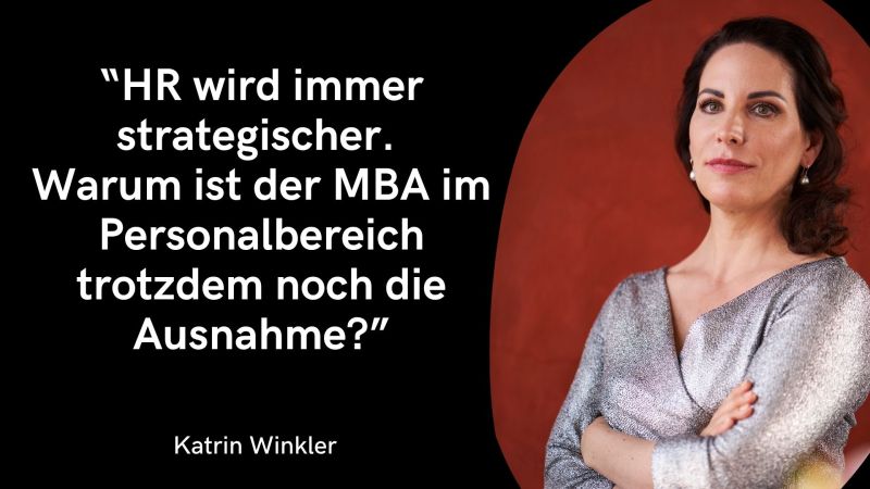Auf der linken Seite befindet sich eine schwarze Fläche mit dem großen, weißen Zitat: „HR wird immer strategischer. Warum ist der MBA im Personalbereich trotzdem noch die Ausnahme?“ Unten links steht in weißer Schrift der Name Katrin Winkler. Die rechte Bildhälfte geht in geschwungener Form vor einem terracotta- bzw. rotfarbenen Hintergrund in ein Porträtfoto über. Es zeigt Katrin Winkler in einem schimmernden, silberfarbenen Wickeloberteil mit verschränkten Armen und einem fokussierten, präsenten Blick in die Kamera.