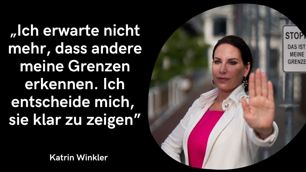 Auf der linken Seite befindet sich eine schwarze Fläche mit folgendem Zitat in großer, weißer Schrift: „Ich erwarte nicht mehr, dass andere meine Grenzen erkennen. Ich entscheide mich, sie klar zu zeigen“ Unten links steht in etwas kleinerer, weißer Schrift der Name Katrin Winkler. Die rechte Seite zeigt in einem kreisförmigen beziehungsweise ovalen Ausschnitt ein Porträtfoto im Halbprofil: Es zeigt Katrin Winkler, die eine Hand flach mit der Handfläche nach vorne in Richtung der Kamera streckt – eine klassische Geste für „Stopp“ oder das Setzen einer Grenze. Sie blickt dabei entschlossen und ruhig in die Kamera. Sie trägt ein magenta- bzw. pinkfarbenes Oberteil unter einer weißen Jacke sowie hängende Ohrringe. Im unscharfen Hintergrund ist rechts oben ein Schild zu erkennen, auf dem unter anderem das Wort „STOPP“ steht.