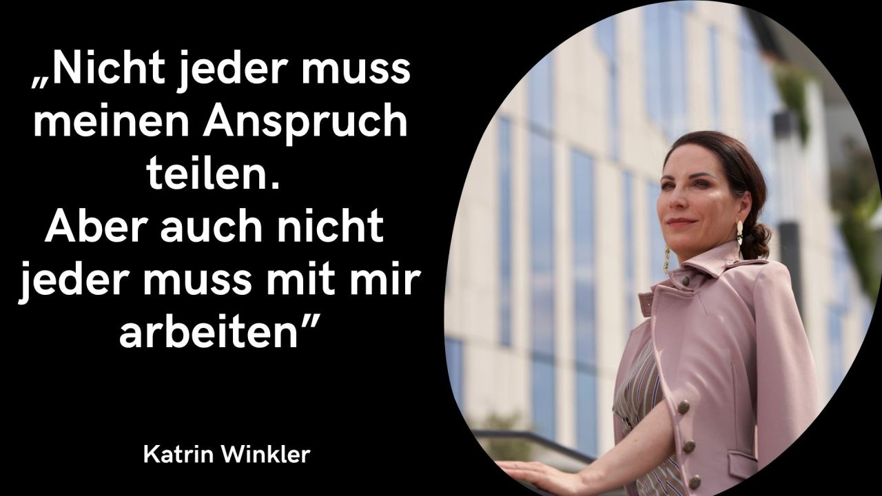 Auf der linken Seite befindet sich eine schwarze Fläche mit folgendem Zitat in großer, weißer Schrift: „Nicht jeder muss meinen Anspruch teilen. Aber auch nicht jeder muss mit mir arbeiten“ Unten links steht in kleinerer, weißer Schrift der Name Katrin Winkler. Die rechte Seite zeigt in einem großen, kreisförmigen beziehungsweise ovalen Ausschnitt ein Porträtfoto: Es zeigt Katrin Winkler von der Seite/im Halbprofil vor einer modernen Gebäudefassade mit bläulichen Glaselementen im unscharfen Hintergrund. Sie blickt ruhig und selbstbewusst leicht nach links oben. Sie trägt einen altrosafarbenen Blazer mit auffälligen Knöpfen über einem gestreiften Oberteil sowie elegante Hängeohrringe. Ihre rechte Hand liegt sanft im Vordergrund auf einem Geländer.